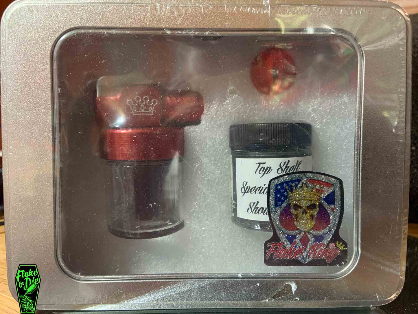 The Flake King Airbrush is the same as the Flake King Mini, minus the air gun.